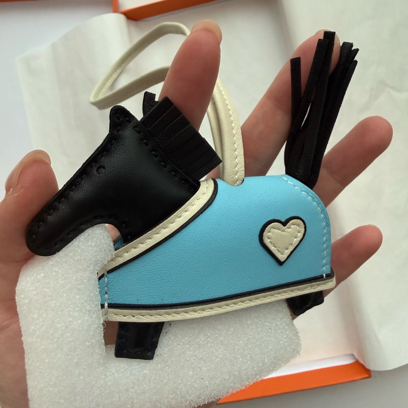 💖Hermes 小馬 穿衣服 愛心款 吊飾💖 全新全配-4