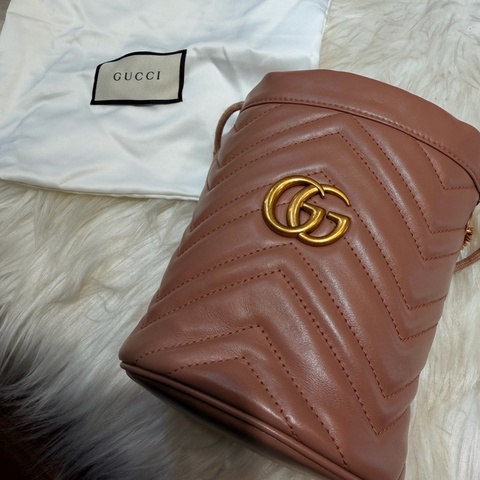Gucci 雙G藕粉牛皮山型紋霧金釦迷你斜背水桶包
