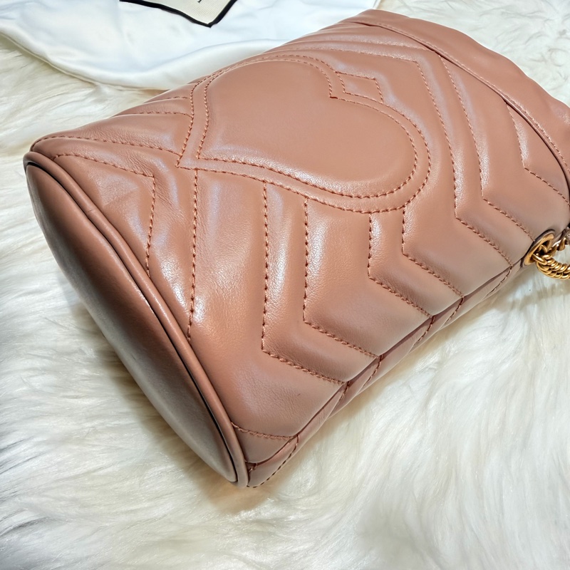 Gucci 雙G藕粉牛皮山型紋霧金釦迷你斜背水桶包-2