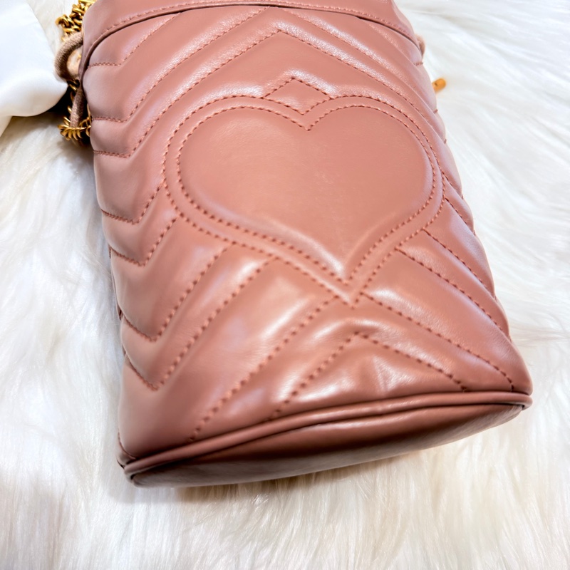 Gucci 雙G藕粉牛皮山型紋霧金釦迷你斜背水桶包-3