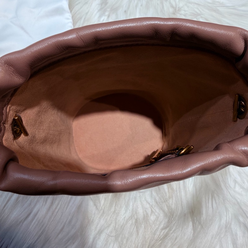 Gucci 雙G藕粉牛皮山型紋霧金釦迷你斜背水桶包-4