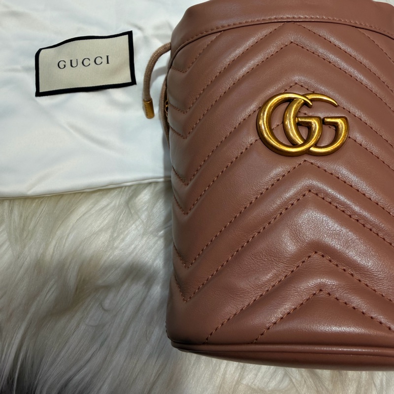 Gucci 雙G藕粉牛皮山型紋霧金釦迷你斜背水桶包-5