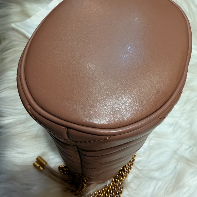 Gucci 雙G藕粉牛皮山型紋霧金釦迷你斜背水桶包-7