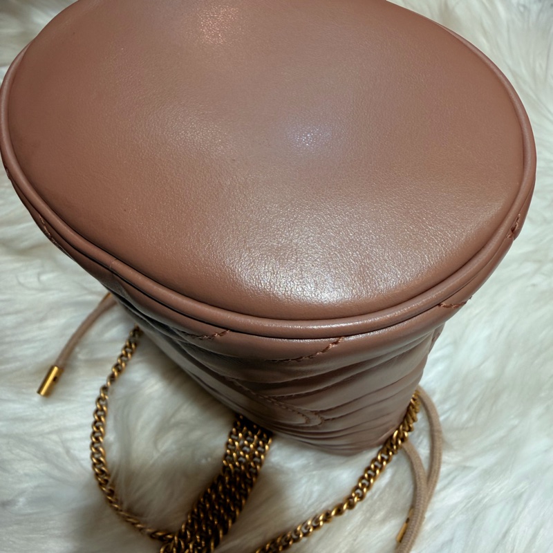 Gucci 雙G藕粉牛皮山型紋霧金釦迷你斜背水桶包-8