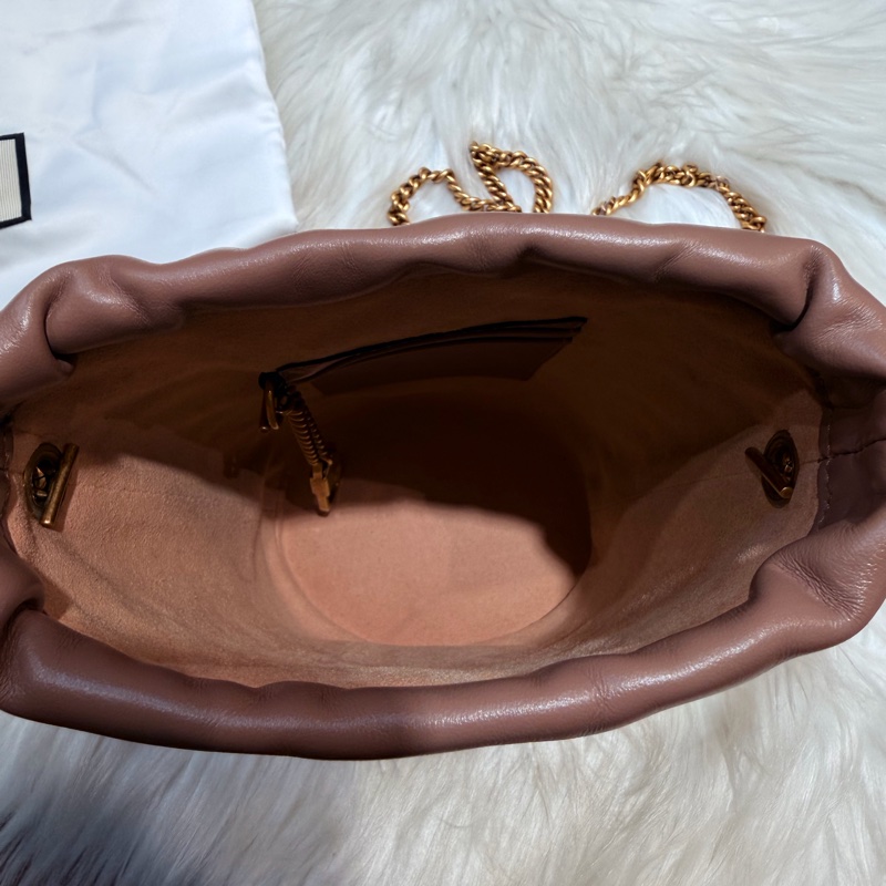 Gucci 雙G藕粉牛皮山型紋霧金釦迷你斜背水桶包-9