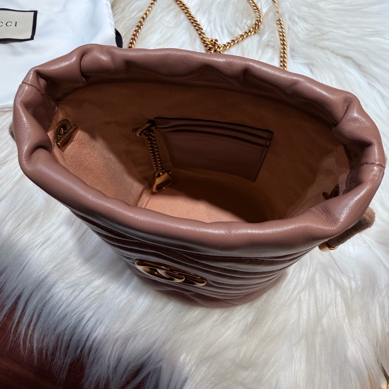 Gucci 雙G藕粉牛皮山型紋霧金釦迷你斜背水桶包-11
