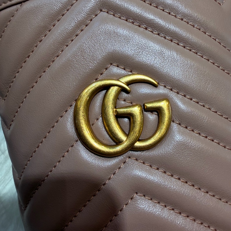 Gucci 雙G藕粉牛皮山型紋霧金釦迷你斜背水桶包-12