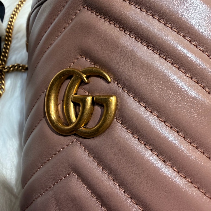 Gucci 雙G藕粉牛皮山型紋霧金釦迷你斜背水桶包-15