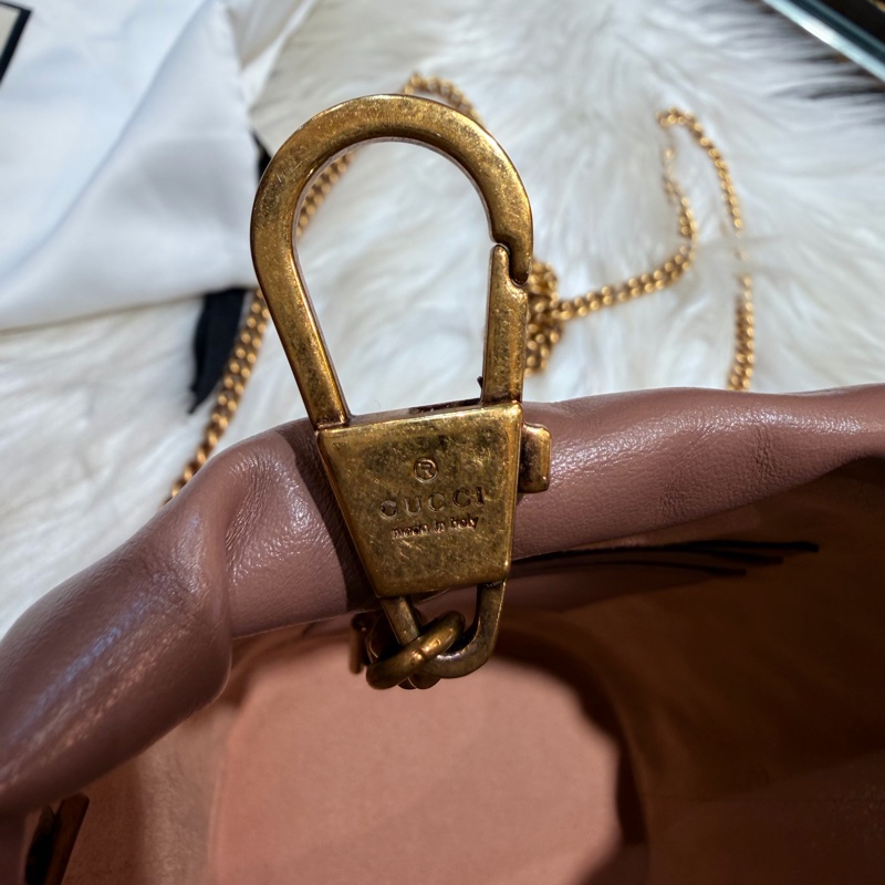 Gucci 雙G藕粉牛皮山型紋霧金釦迷你斜背水桶包-17