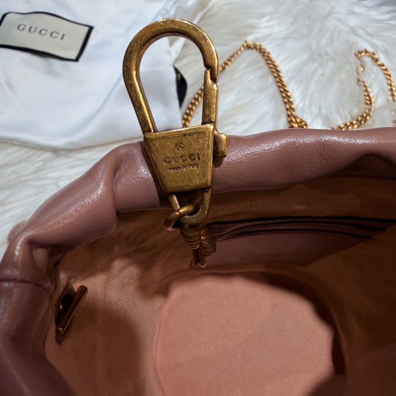 Gucci 雙G藕粉牛皮山型紋霧金釦迷你斜背水桶包-18