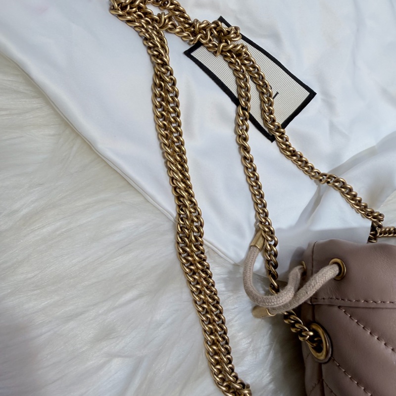 Gucci 雙G藕粉牛皮山型紋霧金釦迷你斜背水桶包-20