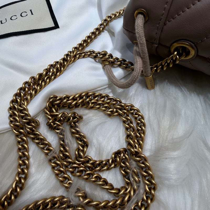 Gucci 雙G藕粉牛皮山型紋霧金釦迷你斜背水桶包-21