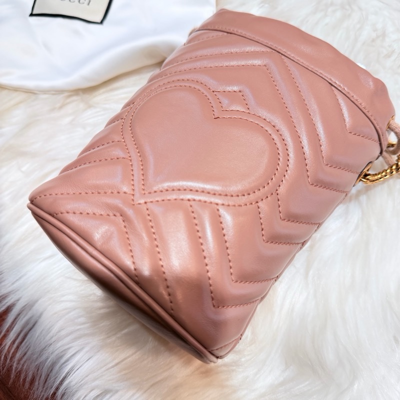 Gucci 雙G藕粉牛皮山型紋霧金釦迷你斜背水桶包-22