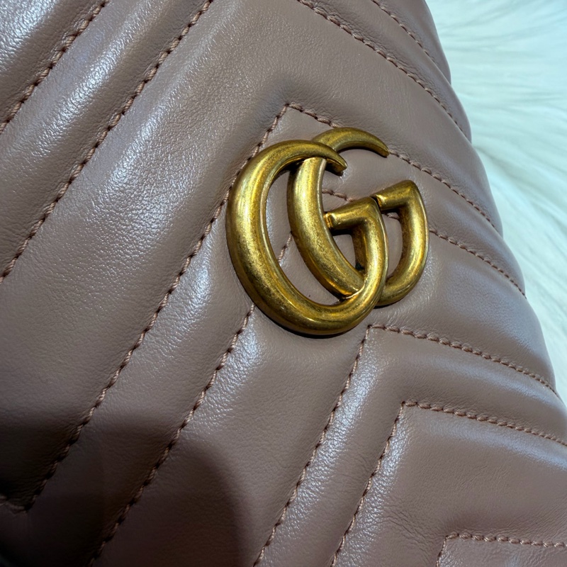Gucci 雙G藕粉牛皮山型紋霧金釦迷你斜背水桶包-24