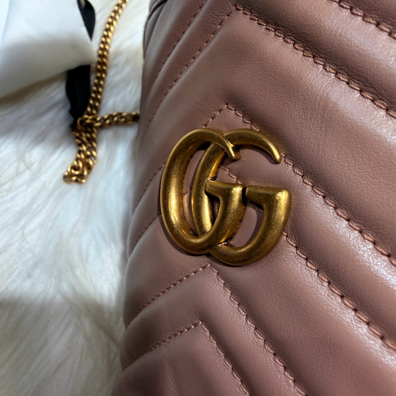 Gucci 雙G藕粉牛皮山型紋霧金釦迷你斜背水桶包-25