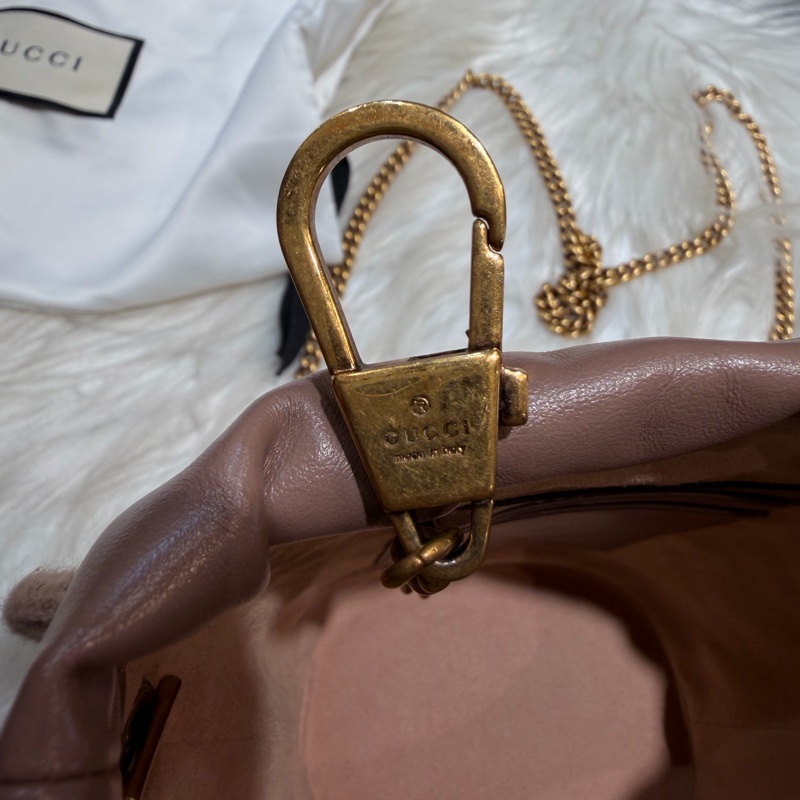 Gucci 雙G藕粉牛皮山型紋霧金釦迷你斜背水桶包-27