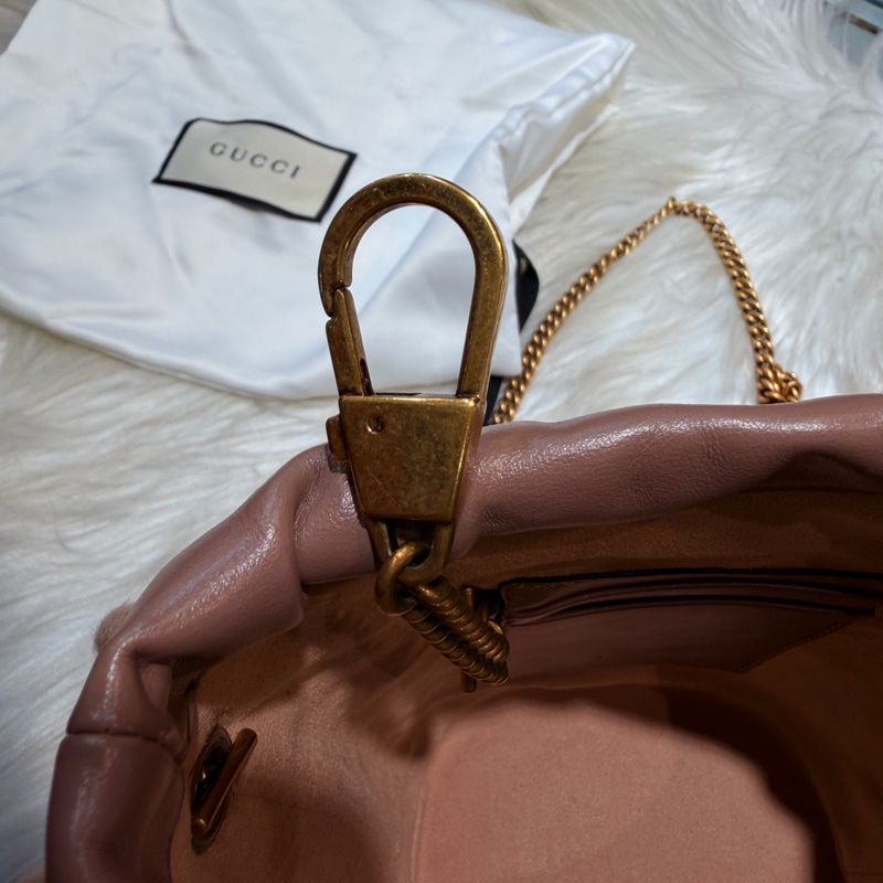 Gucci 雙G藕粉牛皮山型紋霧金釦迷你斜背水桶包-30