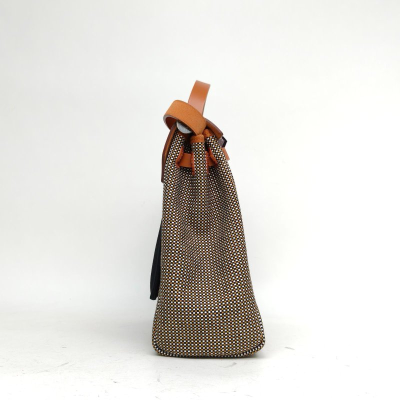 HERMES Herbag3101白色拼黑色拼黃褐色拼沙漠金帆布牛皮U刻銀扣肩背包-3