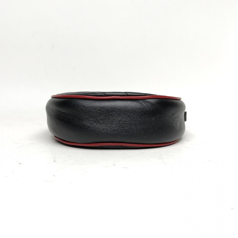 GUCCI GGMarmont圓餅包Mini18.5羊角扣黑色牛皮金扣肩背包-4