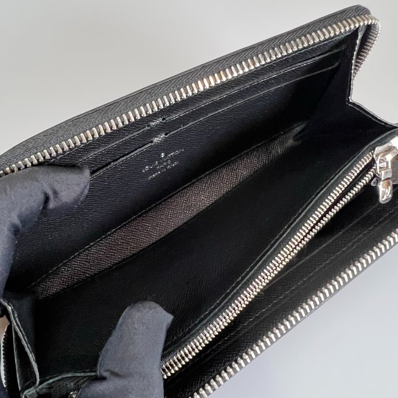 LV M60915 黑水波紋ㄇ拉長夾-6