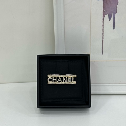 Chanel香奈兒 23A系列 水鑽字母Logo胸針