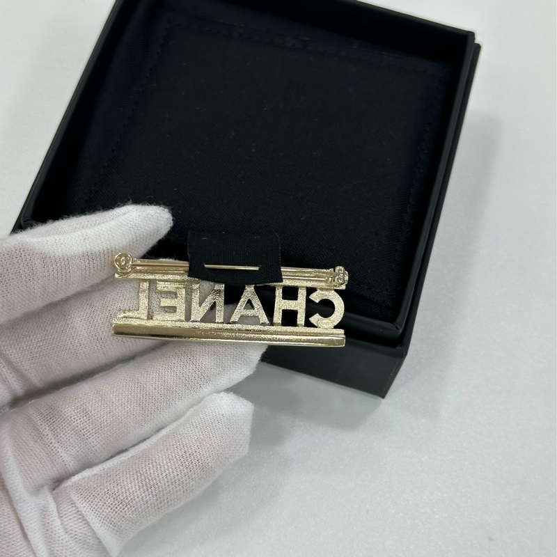 Chanel香奈兒 23A系列 水鑽字母Logo胸針-1
