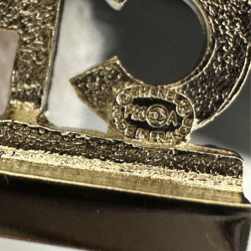 Chanel香奈兒 23A系列 水鑽字母Logo胸針-4