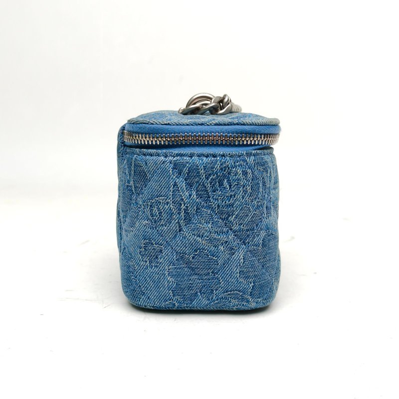 CHANEL 牛仔藍鐳射標銀扣23P山茶花印花愛心金球盒子藍肩背包-3