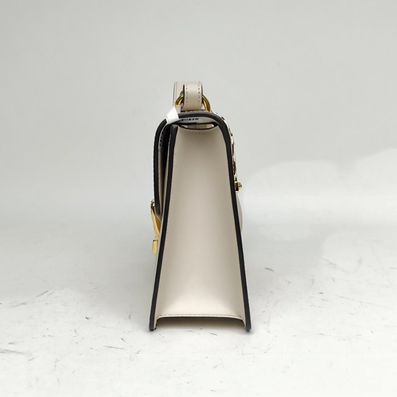 GUCCI Sylvie塞爾維亞絲帶包小號25.5白色牛皮金扣肩背包-1