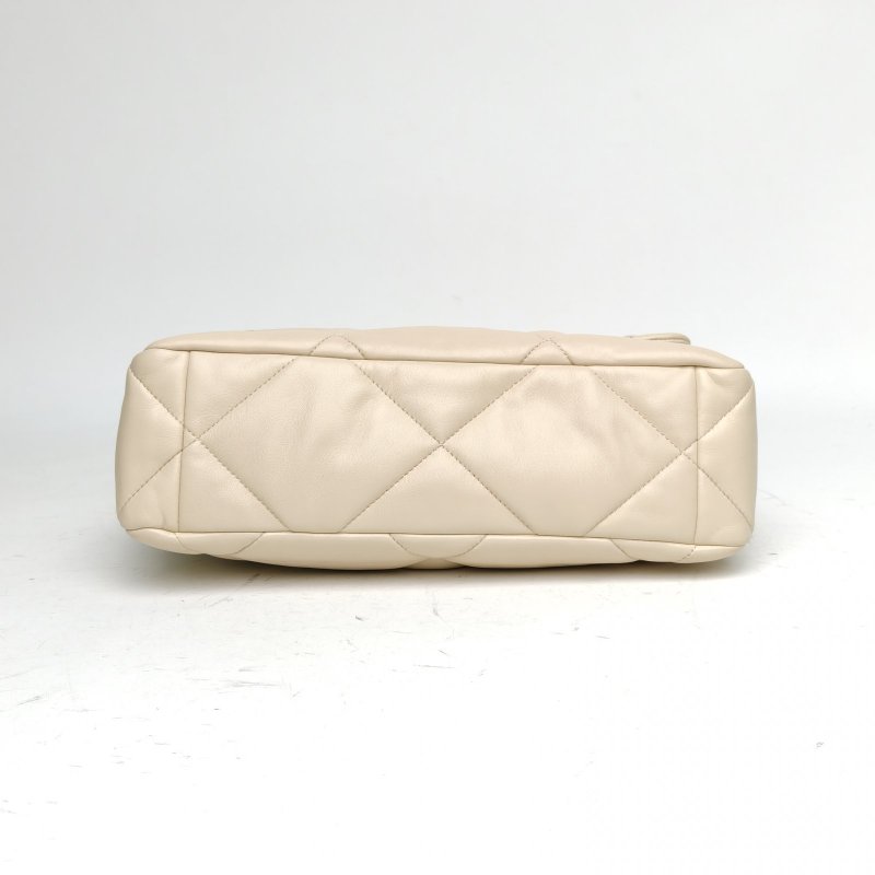 CHANEL 19BAG口蓋包中號米白色羊皮30開金銀扣肩背包-4