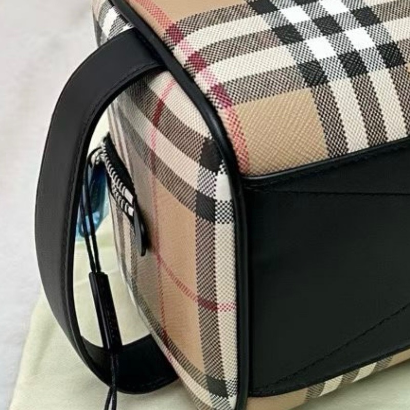 Burberry pouch-3