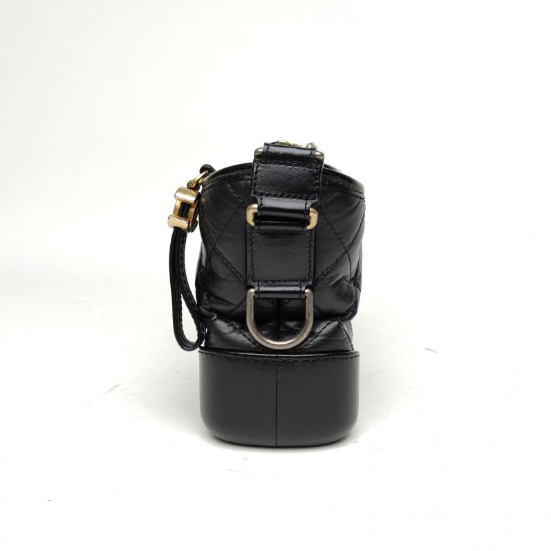 CHANEL GABRIELLE流浪小號黑色牛皮29開金銀扣寬LOGO手提肩背包-1