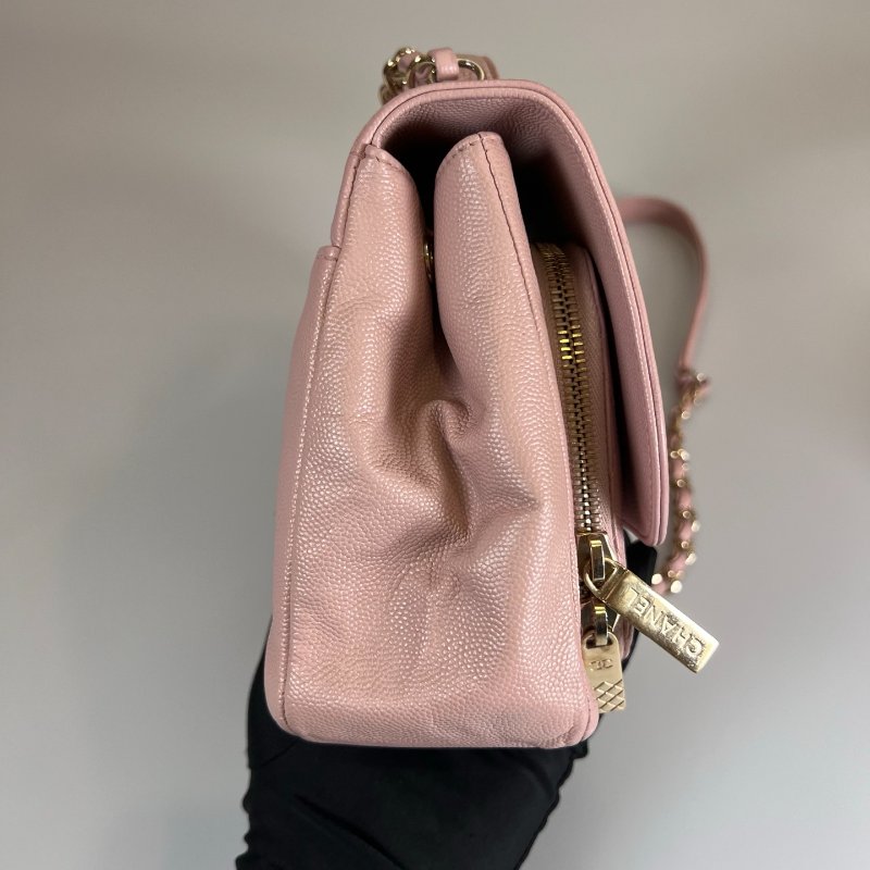 CHANEL 郵差金扣側肩包 荔枝粉 保卡款24開-2