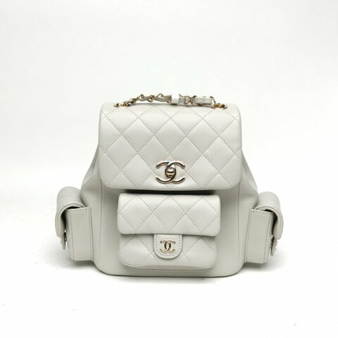 CHANEL 淺灰色荔枝牛皮晶片金扣24BCargoDuma坦克雙肩包肩背包