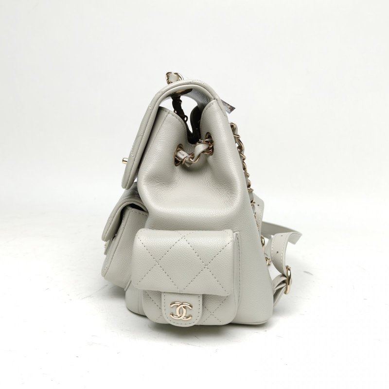 CHANEL 淺灰色荔枝牛皮晶片金扣24BCargoDuma坦克雙肩包肩背包-1