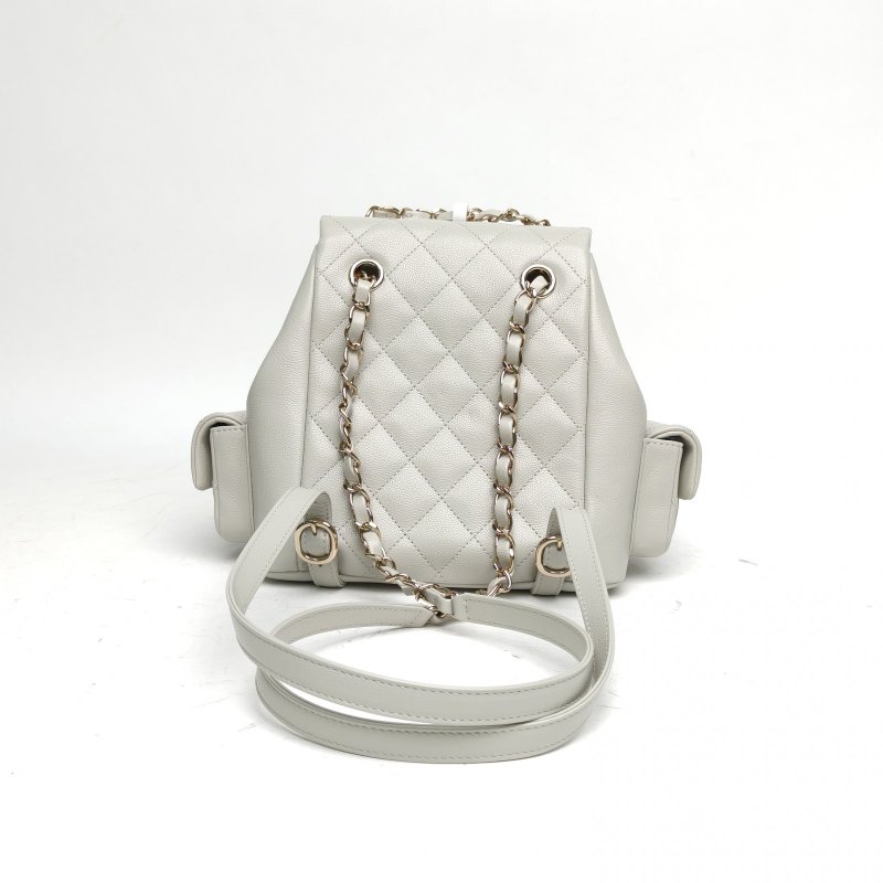 CHANEL 淺灰色荔枝牛皮晶片金扣24BCargoDuma坦克雙肩包肩背包-2