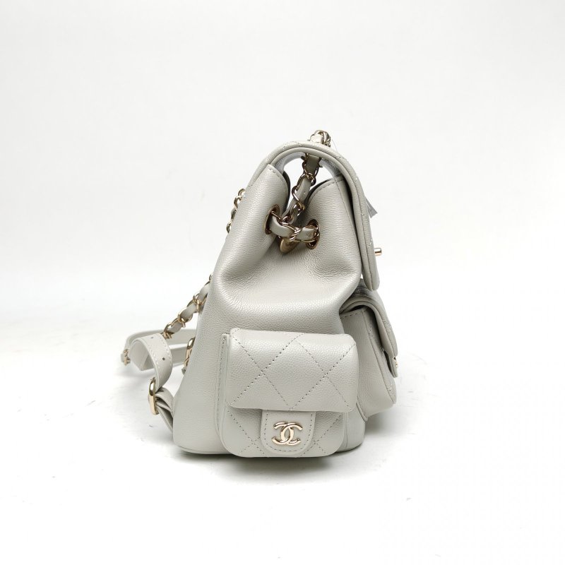 CHANEL 淺灰色荔枝牛皮晶片金扣24BCargoDuma坦克雙肩包肩背包-3