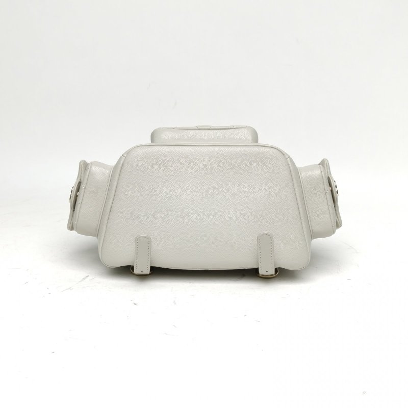 CHANEL 淺灰色荔枝牛皮晶片金扣24BCargoDuma坦克雙肩包肩背包-4