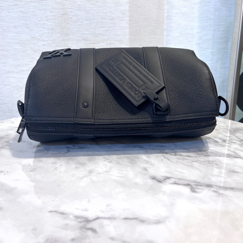 LV黑色粒面小牛皮City Keepall黑色logo斜背包-4