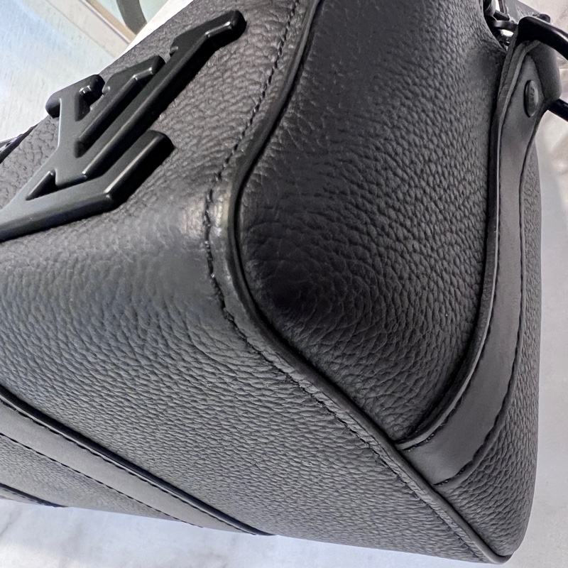 LV黑色粒面小牛皮City Keepall黑色logo斜背包-6