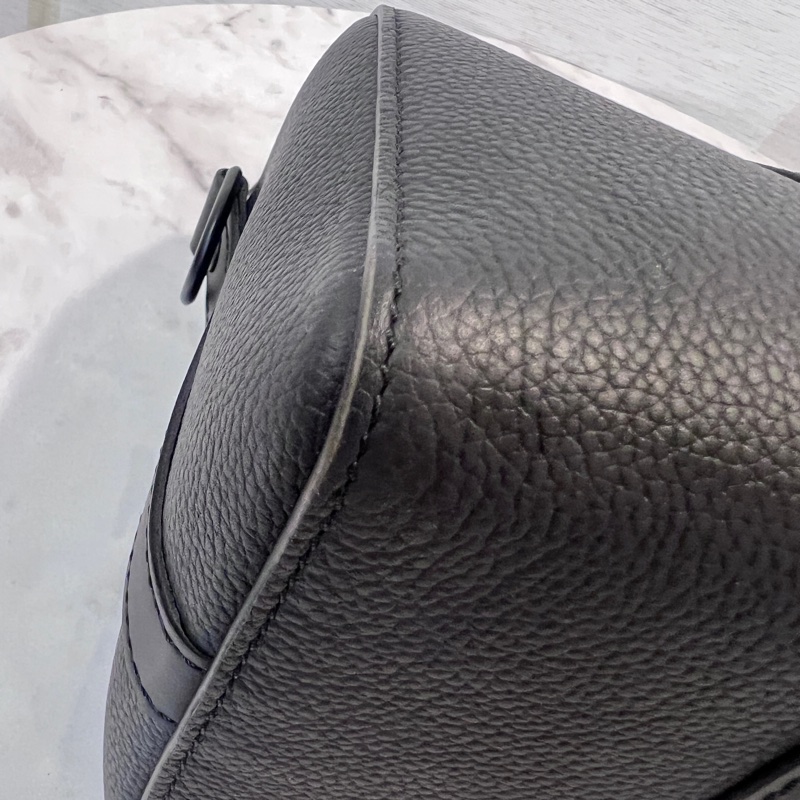 LV黑色粒面小牛皮City Keepall黑色logo斜背包-9