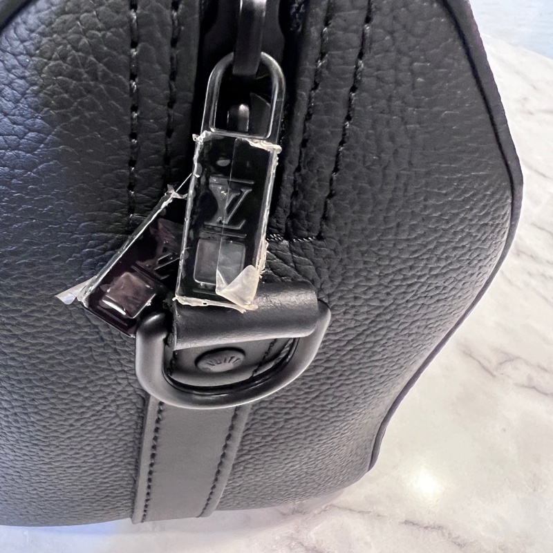 LV黑色粒面小牛皮City Keepall黑色logo斜背包-12