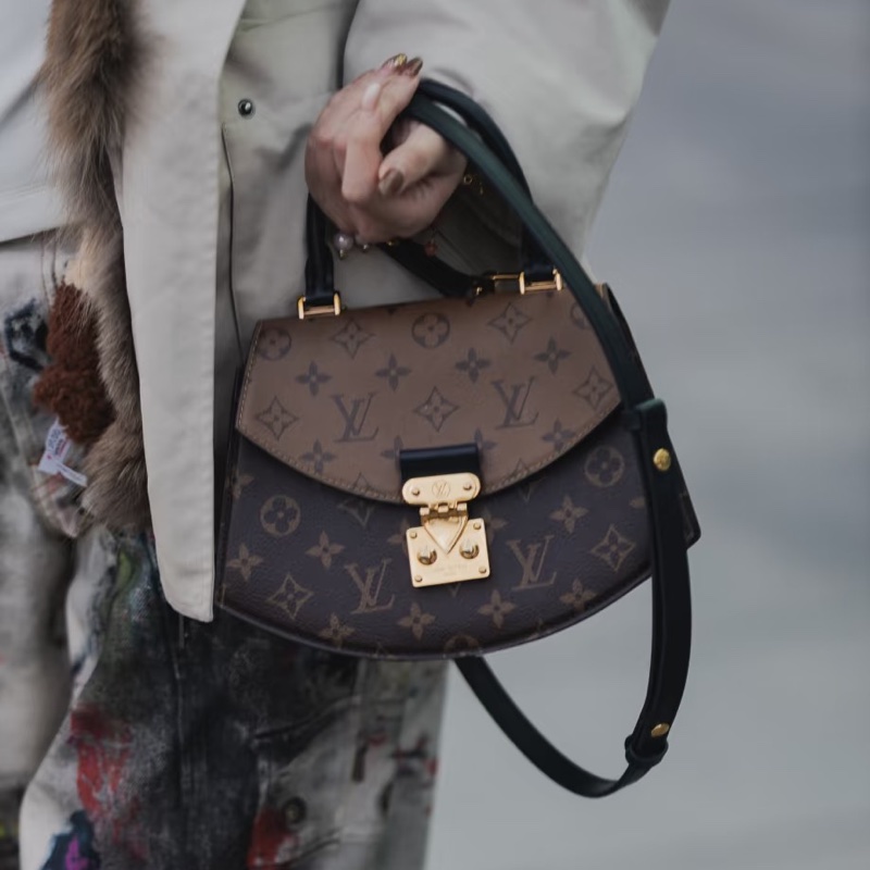 🪭 路易威登LOUIS VUITTON Tilsitt 扇形扇子包拼色PVC 金扣晶片包經典老花配色-0