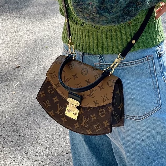 🪭 路易威登LOUIS VUITTON Tilsitt 扇形扇子包拼色PVC 金扣晶片包經典老花配色-1