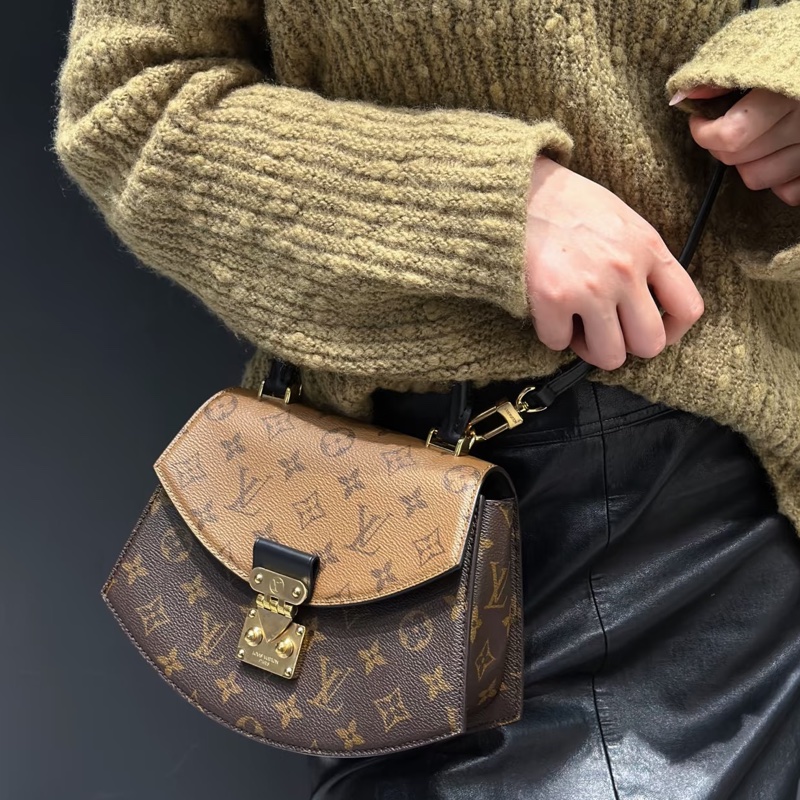 🪭 路易威登LOUIS VUITTON Tilsitt 扇形扇子包拼色PVC 金扣晶片包經典老花配色-2