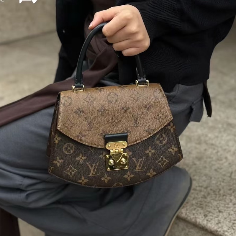 🪭 路易威登LOUIS VUITTON Tilsitt 扇形扇子包拼色PVC 金扣晶片包經典老花配色-4