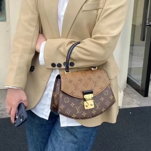 🪭 路易威登LOUIS VUITTON Tilsitt 扇形扇子包拼色PVC 金扣晶片包經典老花配色-5