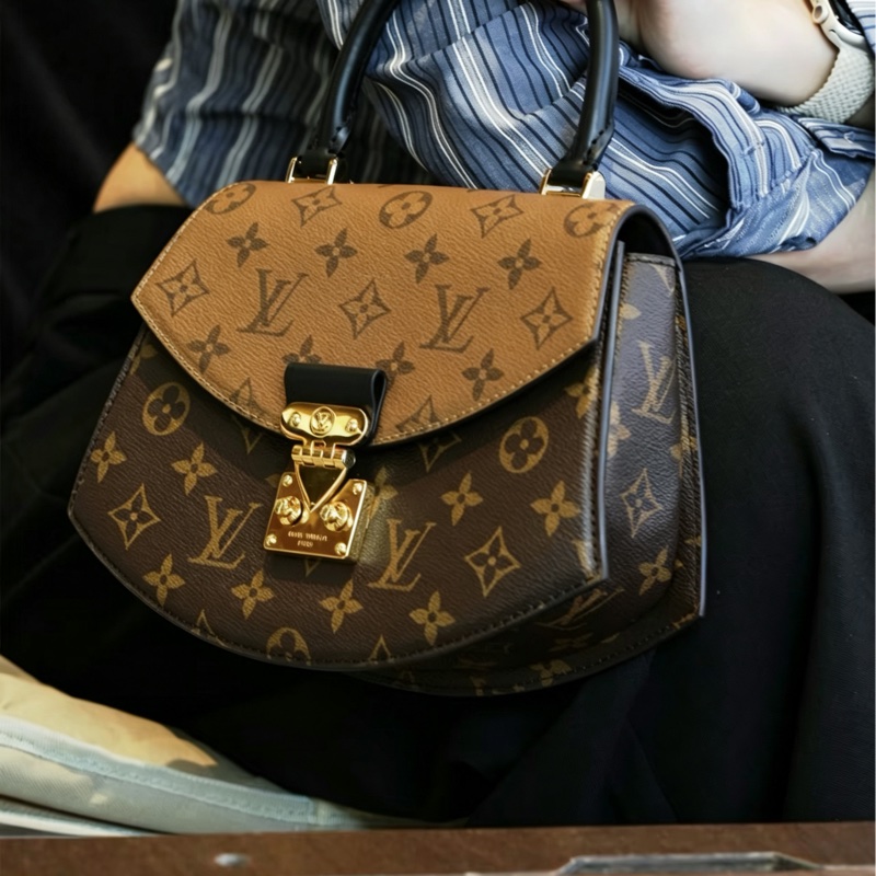 🪭 路易威登LOUIS VUITTON Tilsitt 扇形扇子包拼色PVC 金扣晶片包經典老花配色-8