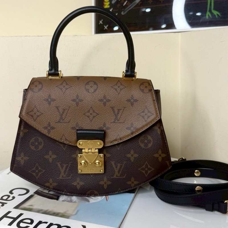 🪭 路易威登LOUIS VUITTON Tilsitt 扇形扇子包拼色PVC 金扣晶片包經典老花配色-10