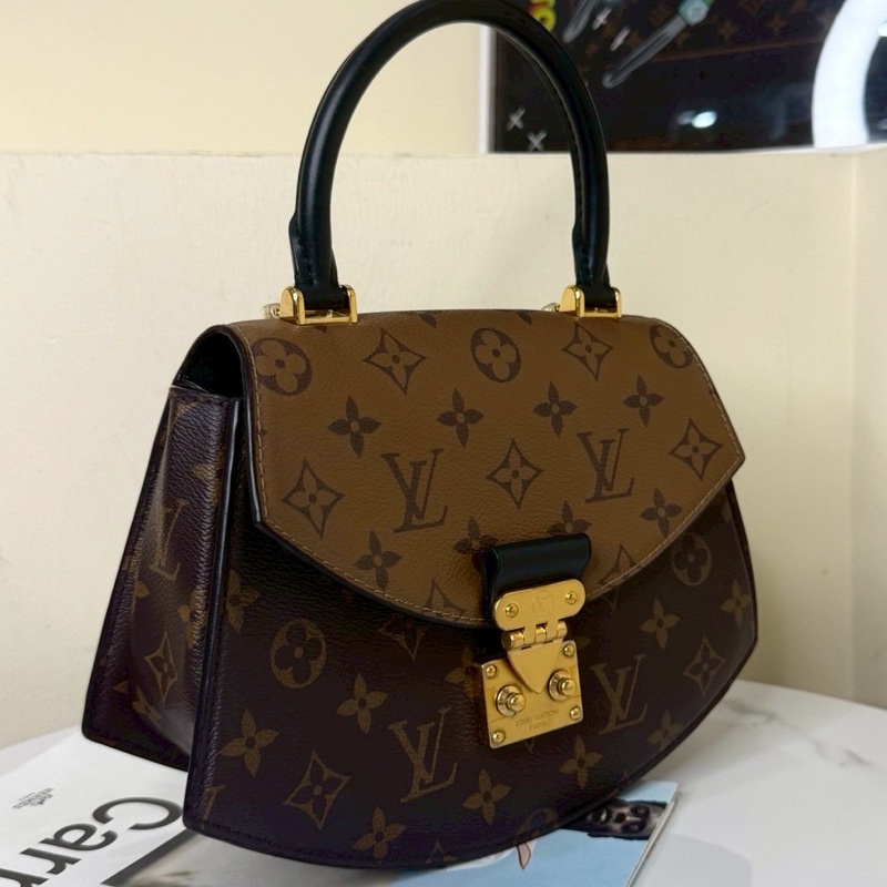 🪭 路易威登LOUIS VUITTON Tilsitt 扇形扇子包拼色PVC 金扣晶片包經典老花配色-11